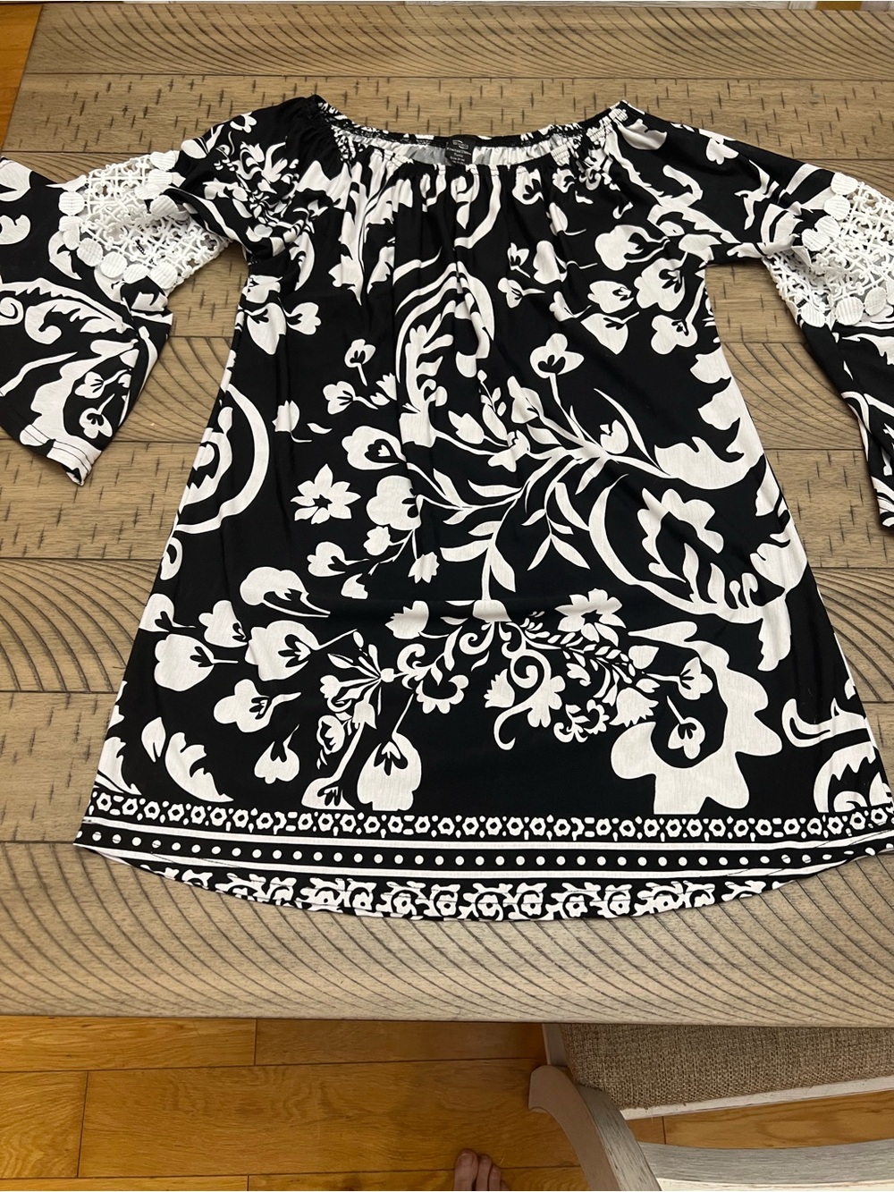 WinWin Black and White Floral Elastic Neck Tunic